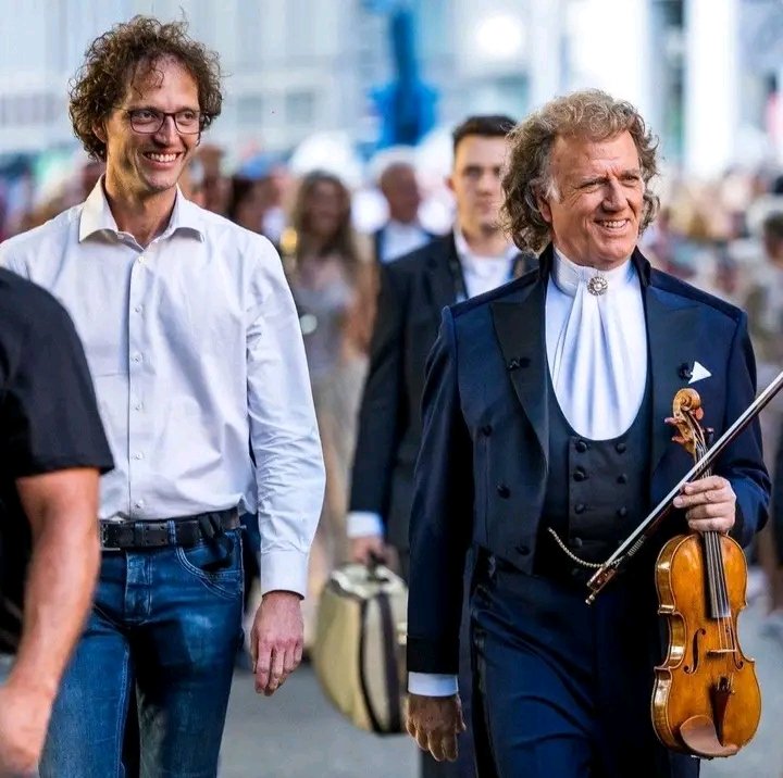 Andre Rieu marchant avec son equipe avant un concert